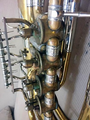 bariton_polster_ventile_spielhand-abgewandte_seite.jpg