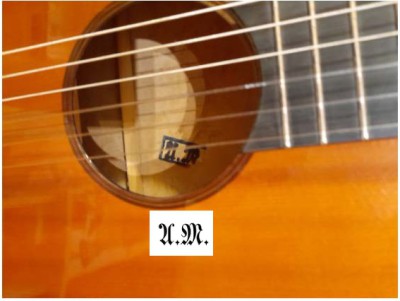 Gitarre_AM-22 mit AM in Walbaum Fraktur.jpg